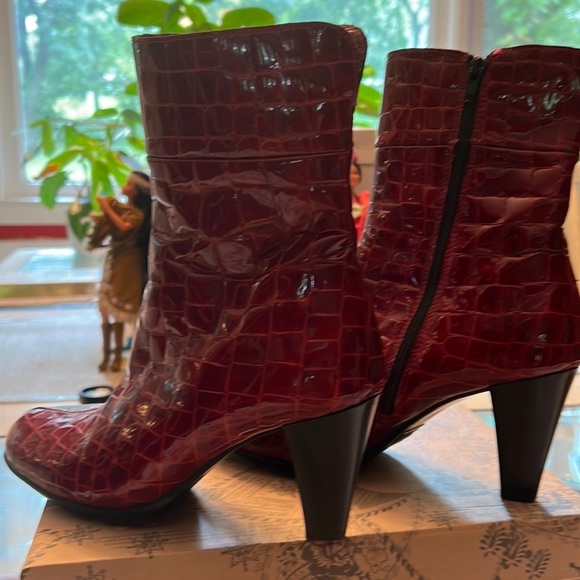 La Canadienne Snake Embossed Boots in Dark Red. Sz8 - Picture 3 of 14